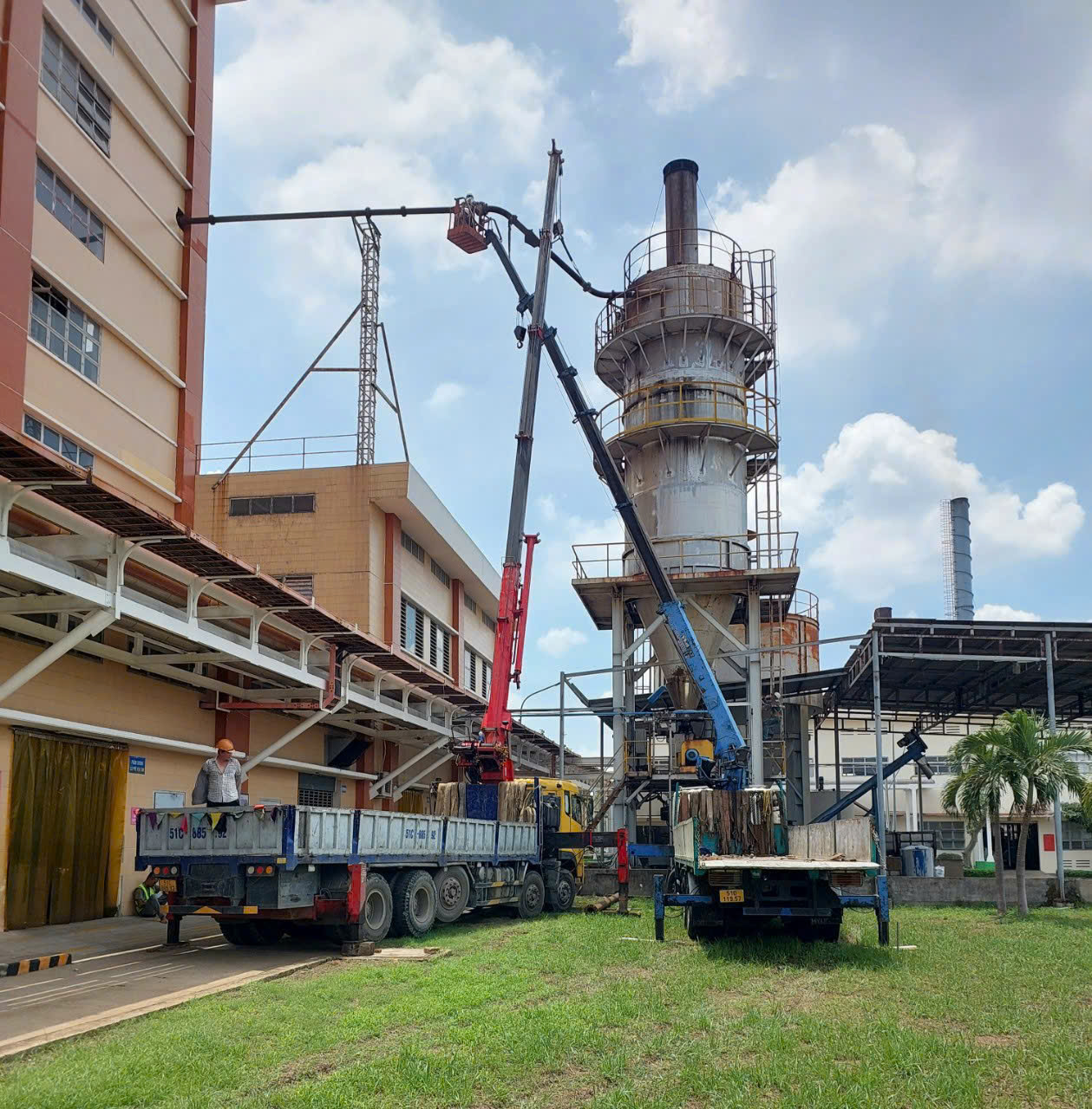 Ứng dụng xe cẩu trong xây dựng và công nghiệp