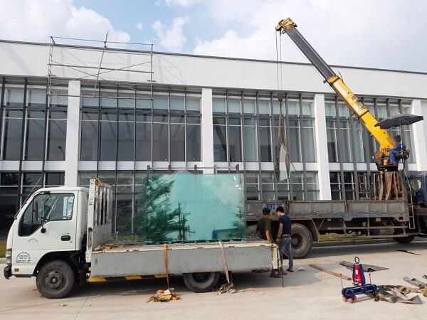Thuê xe cẩu lắp đặt kính mặt dựng – vách kính công trình