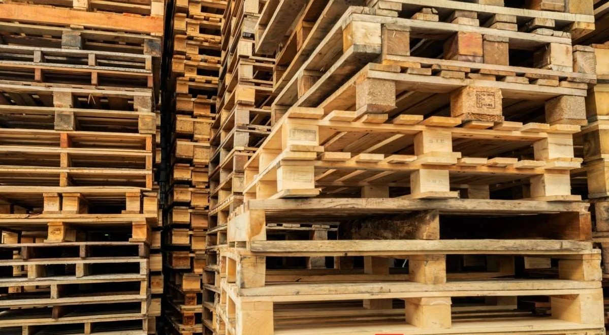 Thuê xe cẩu nâng pallet hàng trong kho và cửa hàng