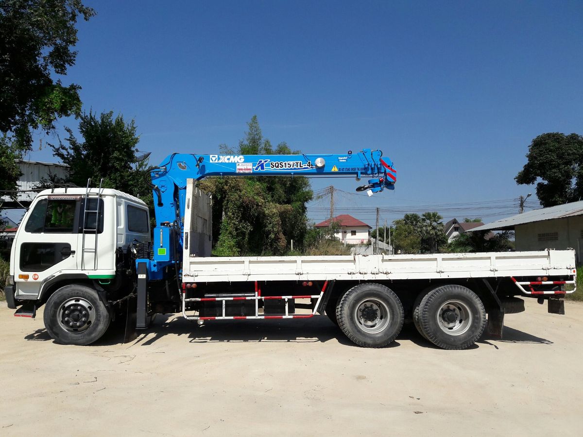 Thuê xe cẩu nâng pano hàng trong kho và cửa hàng