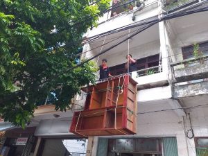 Vận chuyển tủ lạnh lên tầng cao trong chung cư, nhà cao tầng